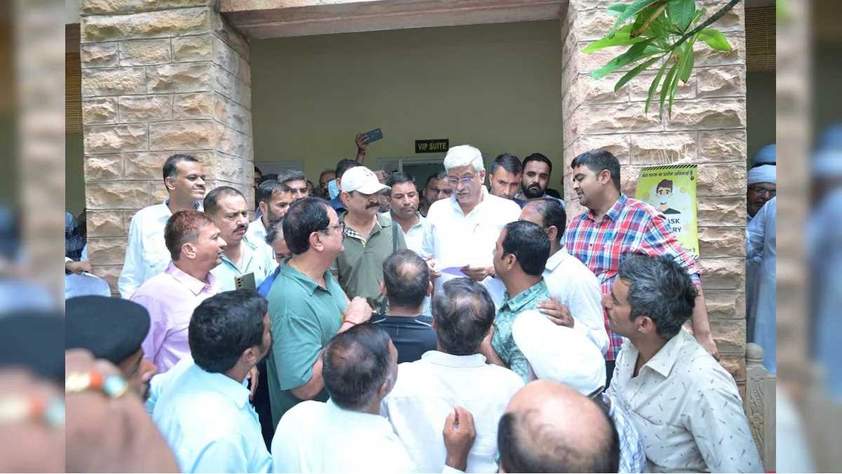 गजेंद्र सिंह शेखावत ने ग्रामीणों की समस्याओं के समाधान के लिए संबंधित अधिकारियों को दिए आवश्यक निर्देश गजेंद्र सिंह शेखावत ने ग्रामीणों की समस्याओं के समाधान के लिए संबंधित अधिकारियों को दिए आवश्यक निर्देश